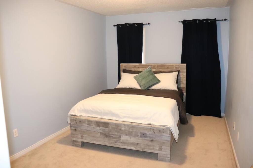 Entire 4 Bed Room Detached Residential Home Ajax Exterior photo